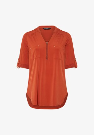 Rode blouse met korte mouwen, een V-hals en een rits aan de voorkant. Beschikt over twee borstzakken en opgekrulde mouwmanchetten. Gladde, lichte stof.