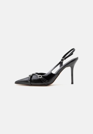 Escarpin slingback à talon haut en cuir verni noir à bout pointu avec deux fines brides et détails de boucles argentées.