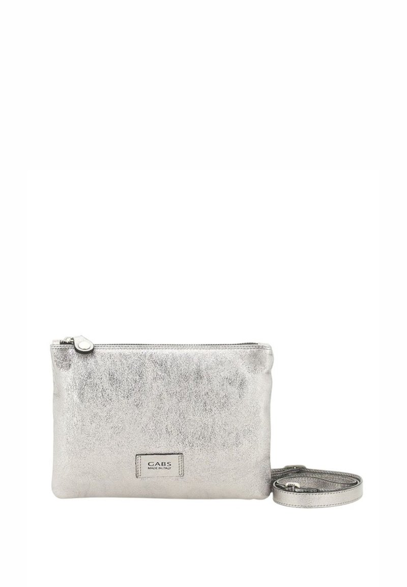 Zilveren metallic pouch met een ritsluiting, gladde textuur, rechthoekige vorm en afneembare schouderband. Bevat een merklabel aan de voorkant.