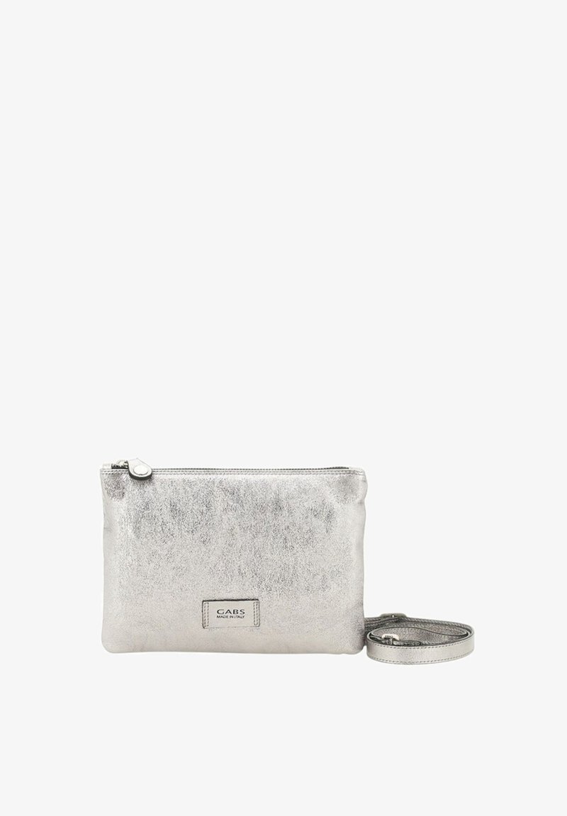 Bolsa metálica plateada con cierre de cremallera, textura suave, forma rectangular y correa desmontable. Presenta una etiqueta de marca en la parte frontal.