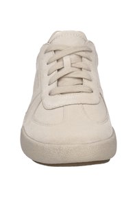 Zapatillas de ante beige con punta redondeada, acentos cosidos y cordones planos. La suela de goma texturizada ofrece agarre y durabilidad.