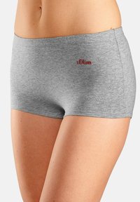 Pantaloni corti grigi in cotone con una texture liscia, caratterizzati da un logo ricamato rosso. La vita è elastica per una vestibilità comoda.