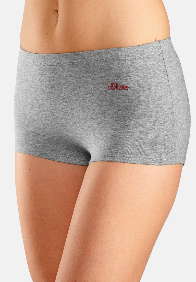 Pantaloni corti grigi in cotone con una texture liscia, caratterizzati da un logo ricamato rosso. La vita è elastica per una vestibilità comoda.