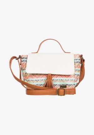 Sac à main en tissu tissé multicolore avec un rabat blanc, des accents en cuir marron, une poignée supérieure et une bandoulière amovible avec une boucle.