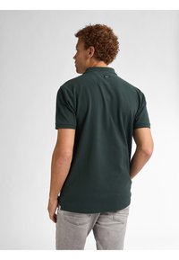 Donkergroen poloshirt met een klassieke kraag en korte mouwen. Gemaakt van katoen en voorzien van een klein merklabel aan de achterkant van de hals.