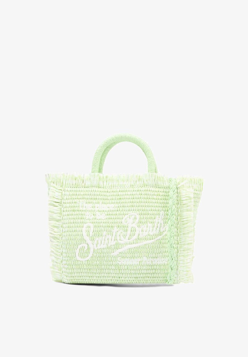 Sac cabas tissé vert clair avec poignée tressée et bords à franges, avec texte brodé blanc "Saint Barth" sur le devant.