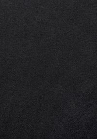 Schwarzer Strickstoff mit feiner Textur, der ein einheitliches Muster und eine gleichmäßige Farbe aufweist. Ideal für Kleidung oder Polsterungen.