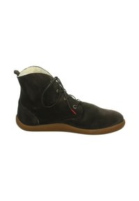 Dunkelbrauner Wildleder-Ankle-Boot mit fellgefüttertem Innenleben, Schnürung und Gummisohle, seitlich auf weißem Hintergrund dargestellt.