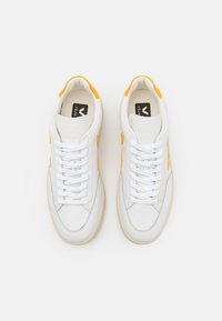 Veja V 12 - Sapatilhas - extra white/ouro