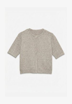 Lysegrå kortærmet strikket cardigan med rund halsudskæring og knaplukning foran, lagt fladt på hvid baggrund.