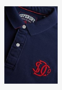 Non sélectionné, darkest navy red