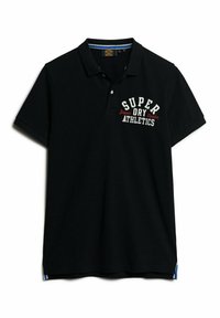 Polo nero in cotone con maniche corte, con la scritta ricamata in bianco e rosso: "SUPER DRY ATHLETICS" sul petto.