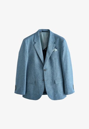 Lichtblauwe blazer van gestructureerde stof, met geknipte revers, twee voorzakken en een witte zakdoek. Twee-knopen sluiting.