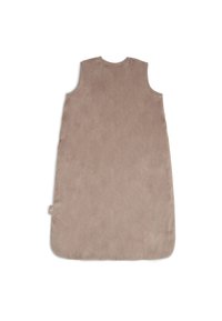 Mouwloze slaapzak van zacht taupe stof, met een gladde textuur, ronde halslijn en een A-lijn vorm met een zijlabel.