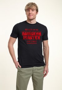 Henry Tiger DUNGEONS & DRAGONS BECAUSE DM - T-shirt z nadrukiem