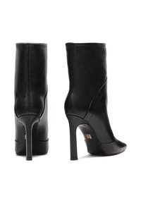 Botines negros de tacón alto, hechos de cuero suave, con puntera afilada, caña alargada y un elegante detalle de costura.