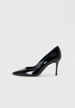 Escarpin en cuir verni noir avec un bout pointu et un talon aiguille délicat. Texture lisse avec un fini brillant et un design minimaliste.