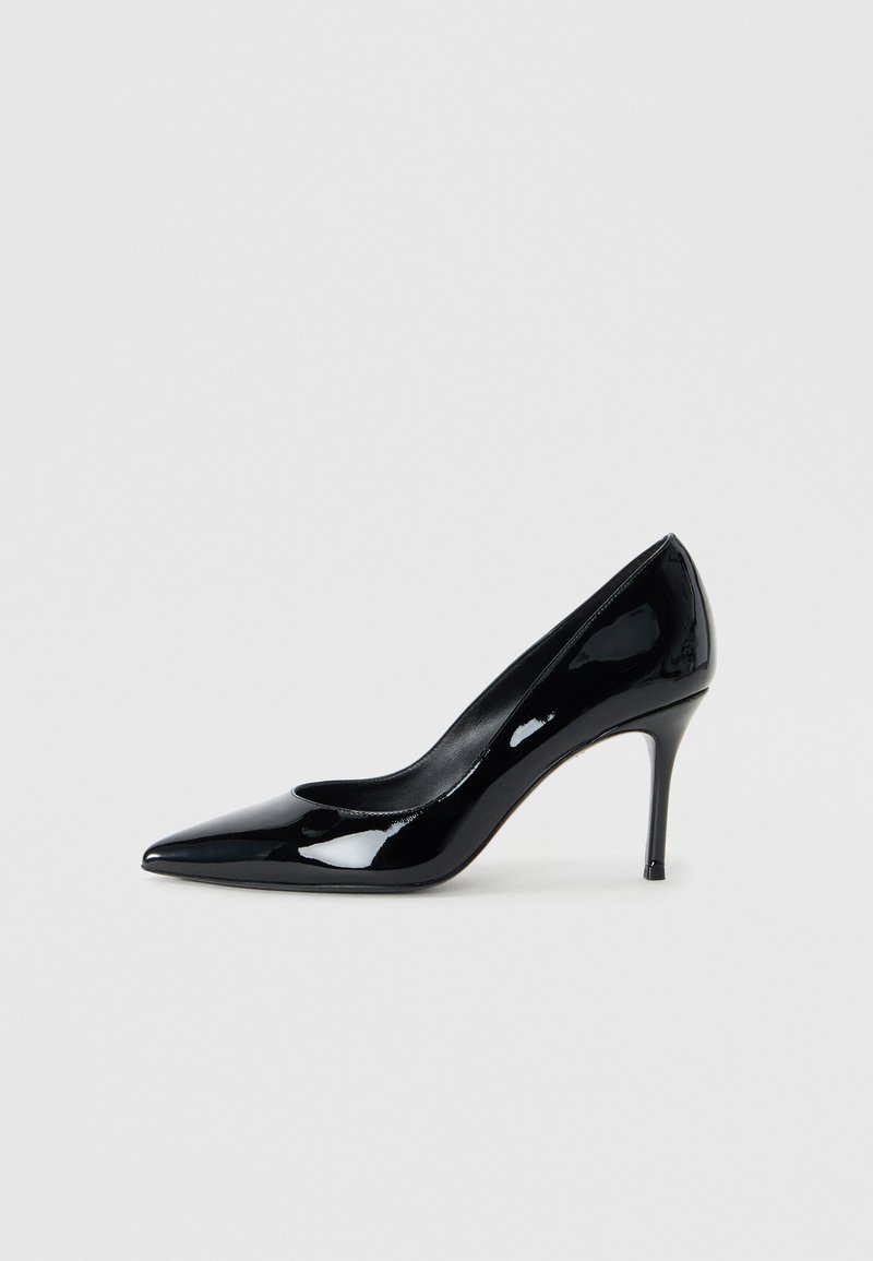 Escarpin en cuir verni noir avec un bout pointu et un talon aiguille délicat. Texture lisse avec un fini brillant et un design minimaliste.