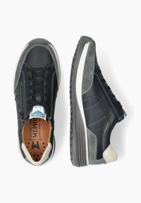 Baskets en cuir marine et en suède gris avec des accents perforés, des lacets noirs et des semelles blanches présentant un motif texturé et une semelle intérieure rembourrée.