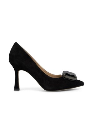 Pompe a punta in camoscio nero con tacco alto e un grande accento in gemma nera sul davanti. Presenta un tacco a stiletto e un interno beige.