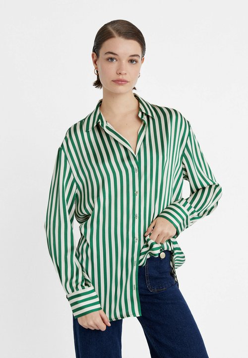 Chemise en satin brillant à coupe décontractée de couleur blanche