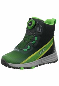 Bota de senderismo verde con un acabado texturizado, que presenta un sistema de cordones BOA, puntera reforzada y una suela con patrón para mayor tracción.