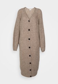 Beige långstickad cardigan med svarta knappar fram och långa ärmar, visad på en vit bakgrund.