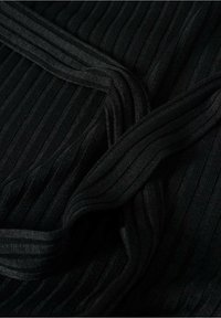 Tissu noir à rayures verticales en relief, avec une texture lisse et une tombée douce. Comprend des coutures et des bords subtils, créant une apparence superposée.