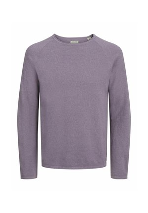 Suéter morado de manga larga con un tejido texturizado, cuello redondo y mangas raglán. Incluye una pequeña etiqueta en el dobladillo.