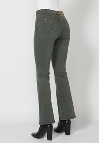 Koroshi BELL  - Šiek tiek platėjantys apačioje džinsai - kaki   khaki