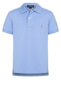 Ljusblå Ralph Lauren polo-shirt med korta ärmar, två vita knappar och en orange broderad logotyp på vänster bröst.