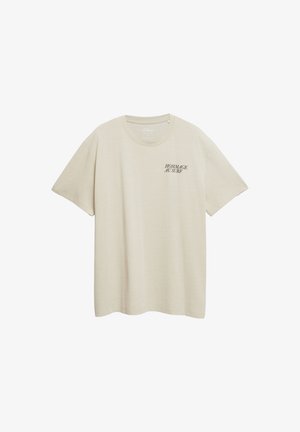 Beiges Kurzarm-T-Shirt mit Rundhalsausschnitt und kleinem schwarzen Text "HOMMAGE AU SURF" auf der linken Brust.