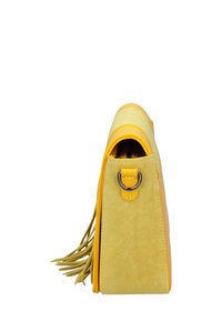 Borsa a mano in suede giallo con forma rettangolare, dotata di un anello in metallo e dettaglio frangiato su un lato. Texture liscia con accenti a contrasto.