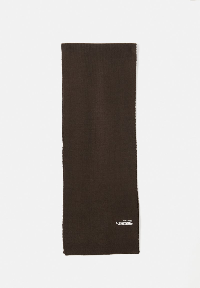 Bufanda marrón de punto con una textura suave, forma rectangular y un borde recto. Presenta una pequeña etiqueta de marca blanca en un extremo.