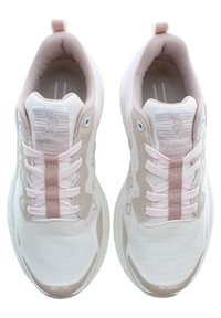 Vita sneakers med ljusrosa accenter, mesh-överdel, texturerade mönster och en logopatch på tungan. Snören i matchande ljusrosa.