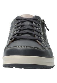 Baskets en cuir navy pour homme avec des accents en textile, dotées de lacets ronds, d'une fermeture éclair latérale et d'une semelle blanche contrastante. Matériau texturé et détails de couture.