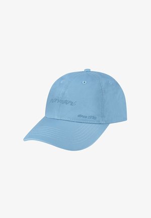 Hellblaues Baseballcap mit gebogenem Schirm und gesteppten Belüftungsöffnungen, mit dezent besticktem Text auf dem Vorderteil.