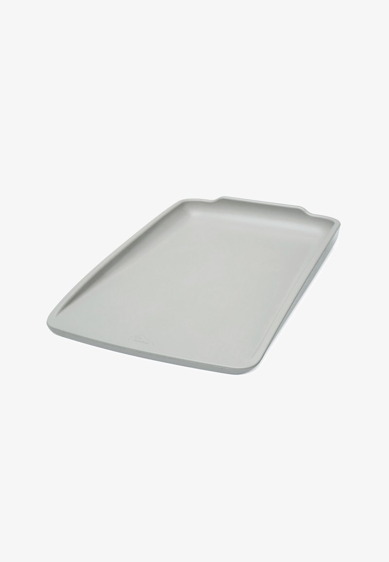 Tavă rectangulară din plastic gri, cu margini ridicate, suprafață netedă și un șanț superficial la un capăt pentru o manipulare ușoară.