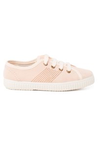 Scarpa di tela rosa chiaro con motivo perforato laterale, suola in gomma bianca e design con lacci a occhiello.