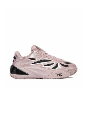 Różowy sportowy sneaker z czarnymi akcentami, wyraźnym rzeźbionym wzorem, teksturowaną podeszwą i logo blisko przodu na białym tle.