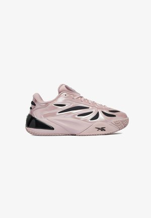 Pinker Sportsneaker mit schwarzen Akzenten, mutigem skulptiertem Design, strukturierter Sohle und Logo nahe der Vorderseite auf weißem Hintergrund.