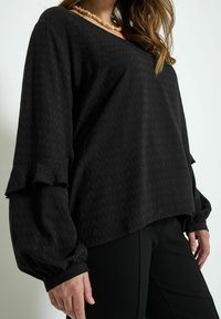 PEPPERCORN PENINA V-NECK LONG SLEEVE  CURVE - Pluus - black