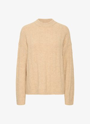 Pull en tricot beige avec un col montant, des épaules tombantes et une texture en côtes verticales ; coupe loose et matière douce.
