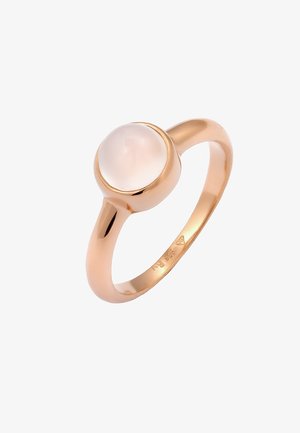 Roségouden ring met een stijlvolle band en een gladde, ronde lichtgekleurde steen gezet in een gepolijste bezel. Minimalistisch ontwerp met een gladde textuur.