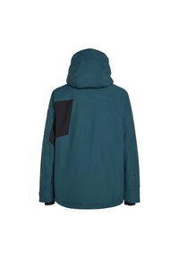 Chaqueta impermeable de color azul verdoso con capucha, que presenta un acento negro en la parte superior de la espalda y puños acanalados, diseñada para uso al aire libre.