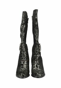 Bottines métalliques noires avec une surface texturée, présentant un motif floral, des pointes effilées et une fermeture éclair sur le côté avec un détail de boucle en argent.