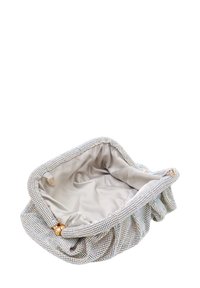 Clutch bag metallico con una superficie testurizzata di strass argentati e un interno in satin liscio. Presenta un gancio per una maggiore versatilità.