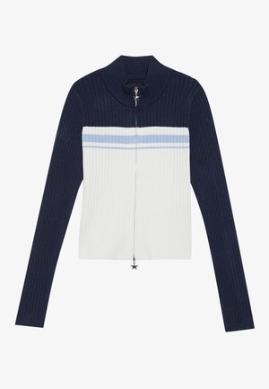 Pull zippé côtelé en bleu marine et blanc avec des rayures bleu clair. Présente un col montant et une tirette en forme d'étoile.