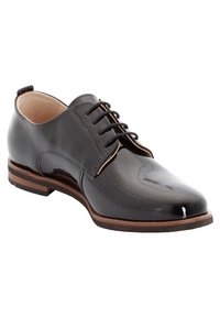 Chaussure de ville pour homme en cuir noir poli avec semelle marron et lacets noirs, présentée sous un léger angle sur un fond blanc.