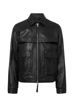 Schwarze Lederjacke mit Reißverschluss auf der Vorderseite, großer Brusttasche und zwei unteren Klappentaschen. Verfügt über einen klassischen Kragen und eine strukturierte Oberfläche.